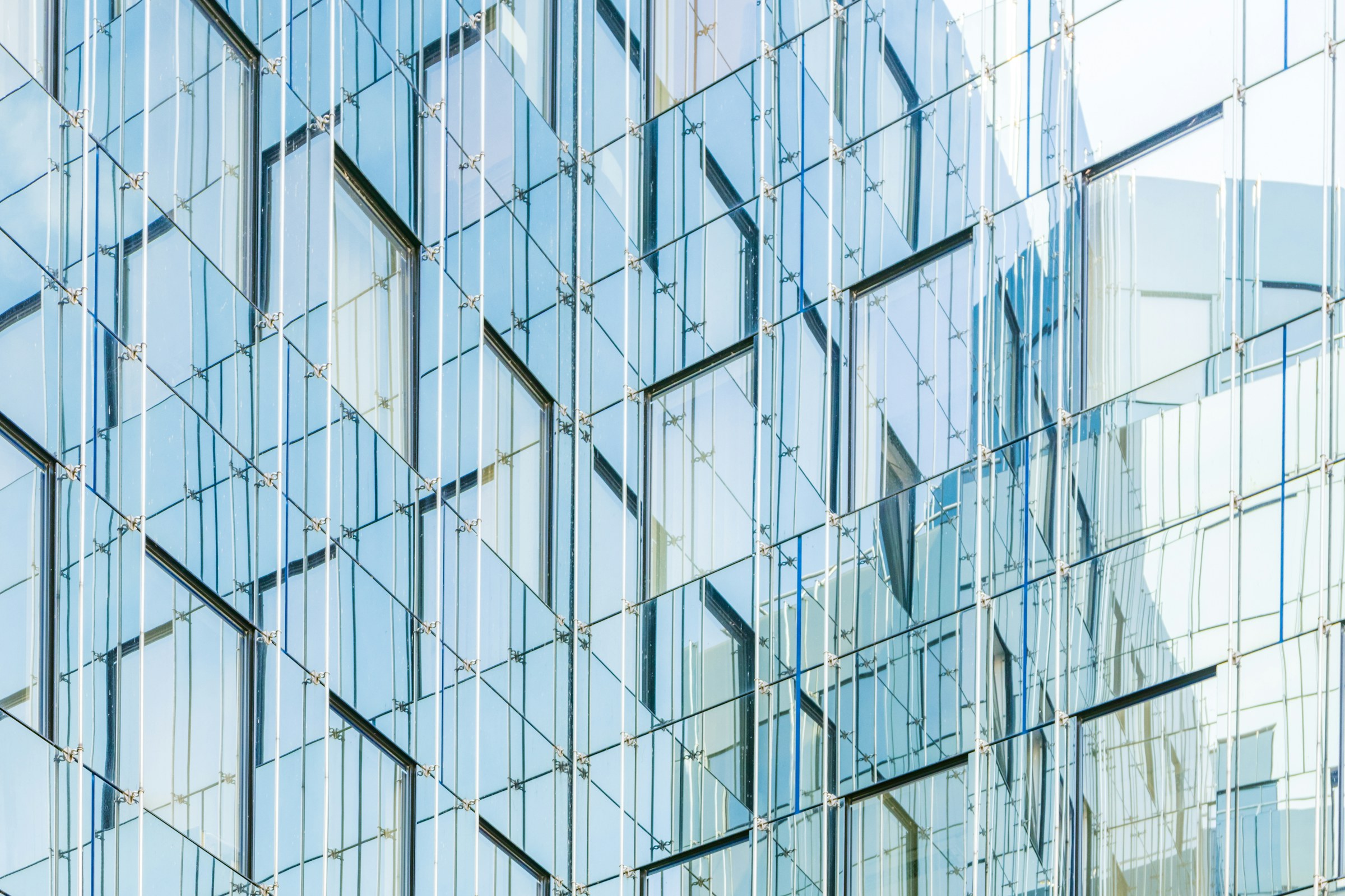Fachada de vidrio templado de un edificio moderno